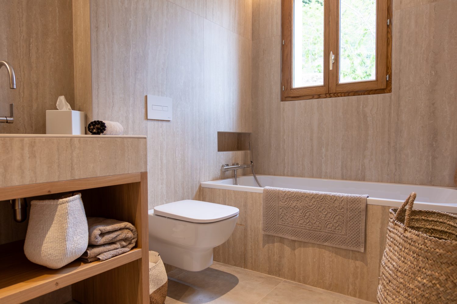 Salon lumineux d'une maison construite en Corse par Entasis Construction