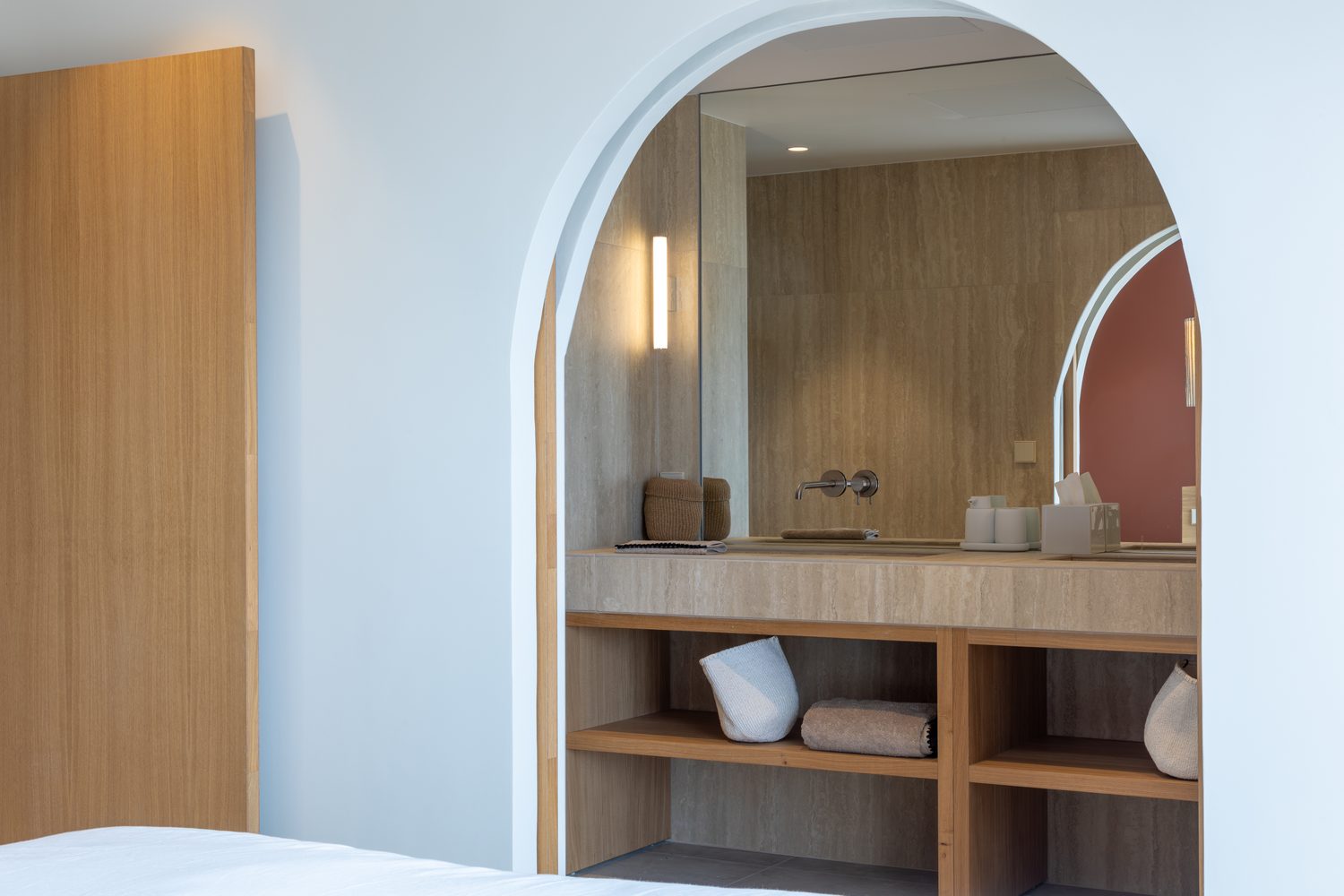 Salle de bain contemporaine avec douche et travertin en Corse-du-Sud