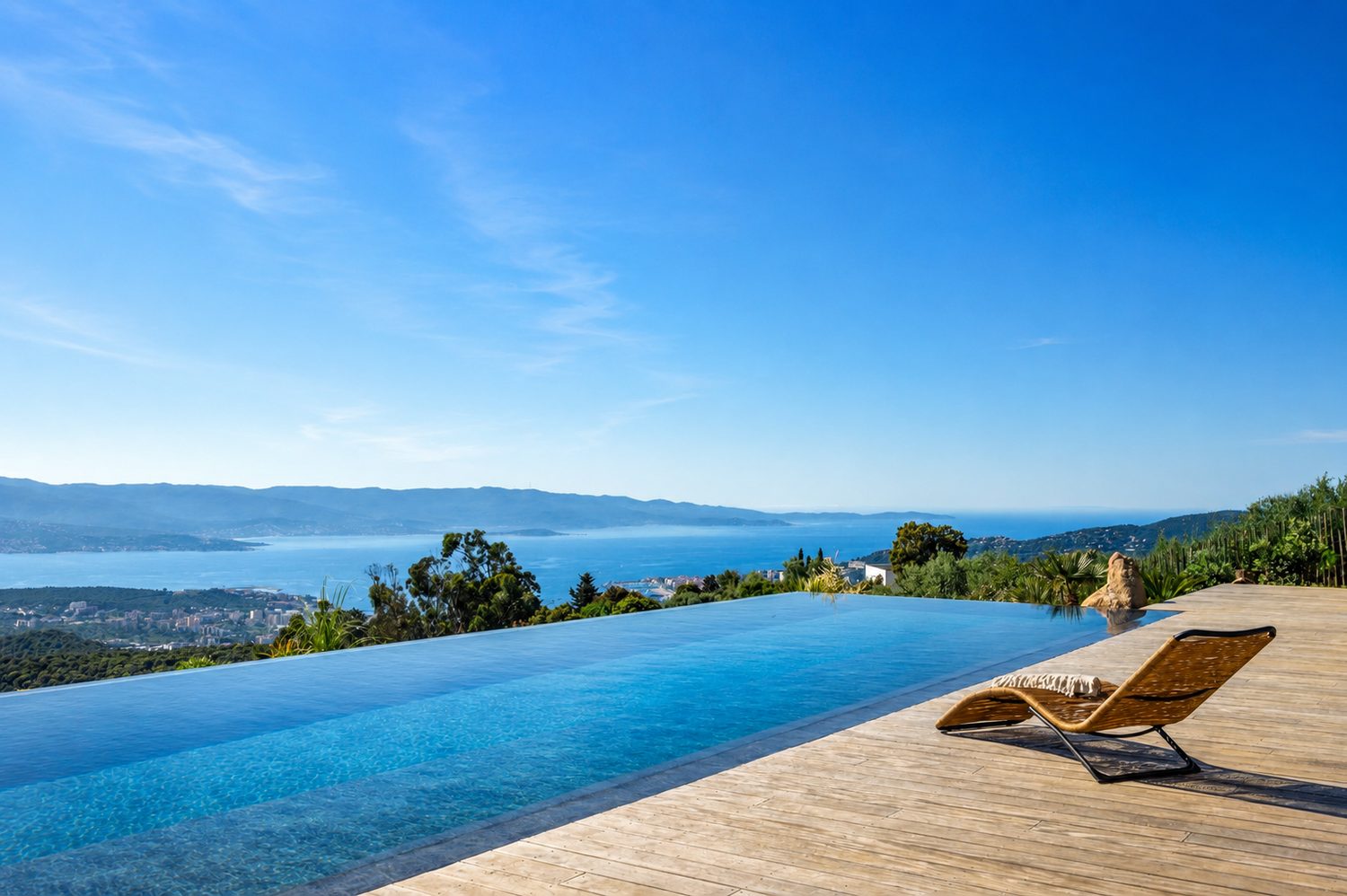 Villa avec piscine à débordement construite par Entasis Construction, vue panoramique sur la baie d'Ajaccio