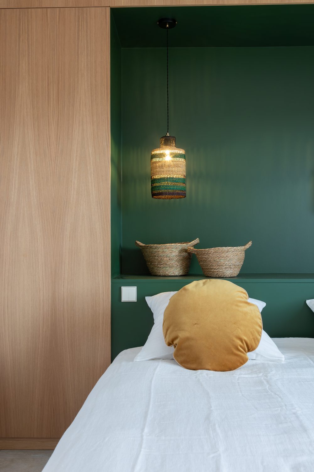Chambre avec grandes baies vitrées et menuiserie bois en Corse