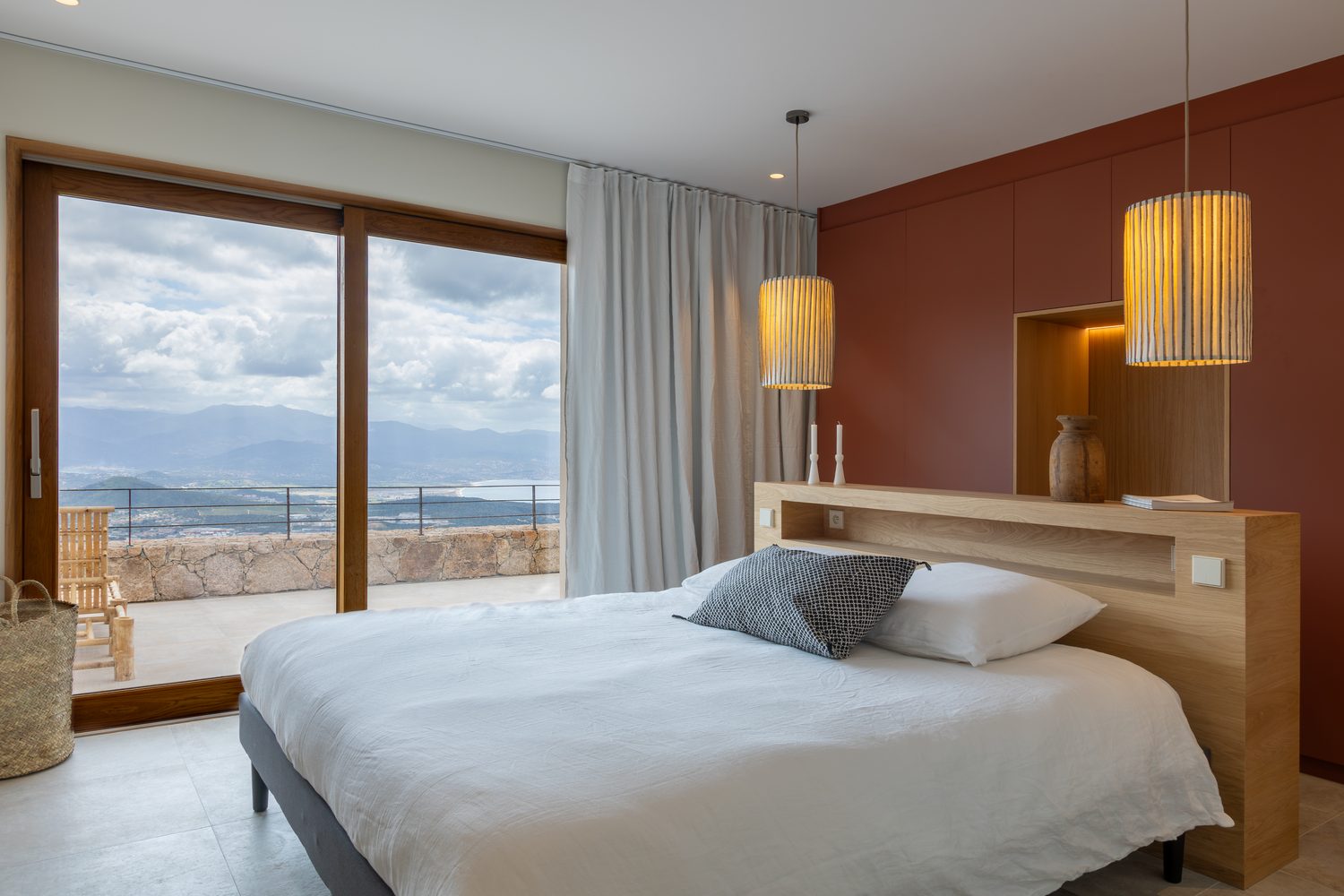 Chambre parentale avec vue panoramique sur Ajaccio et les montagnes